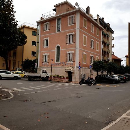 Piccolo Hotel Holiday Center Finale Ligure Eksteriør billede