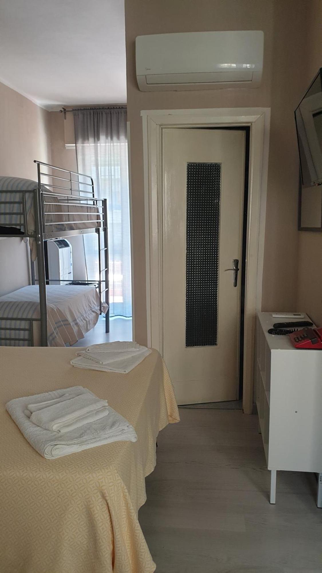 Piccolo Hotel Holiday Center Finale Ligure Eksteriør billede