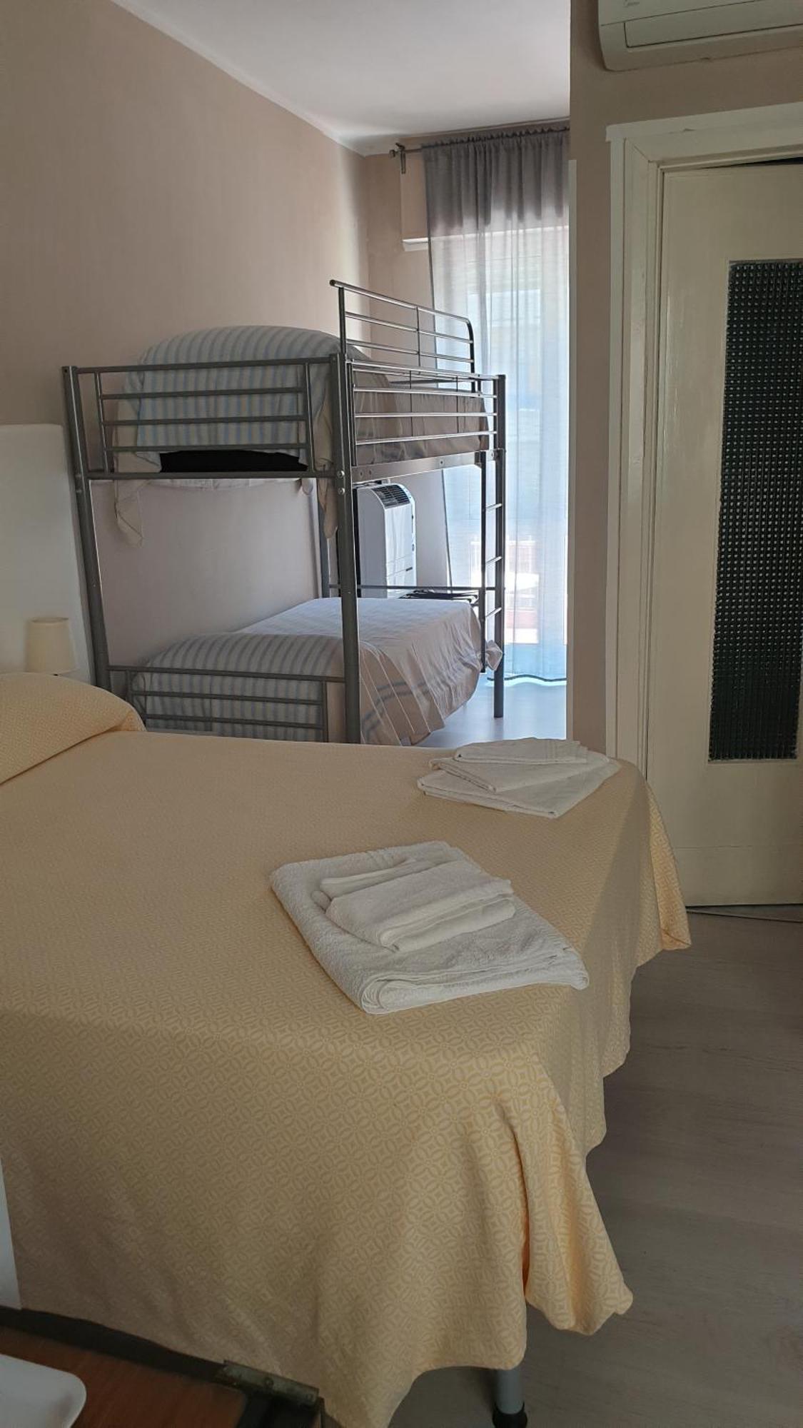 Piccolo Hotel Holiday Center Finale Ligure Eksteriør billede